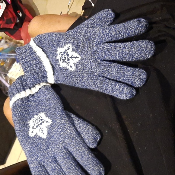 New without tags, Toronto, Maple Leafs thick winter gloves GO LEAFS! 🍁 - Picture 1 of 3